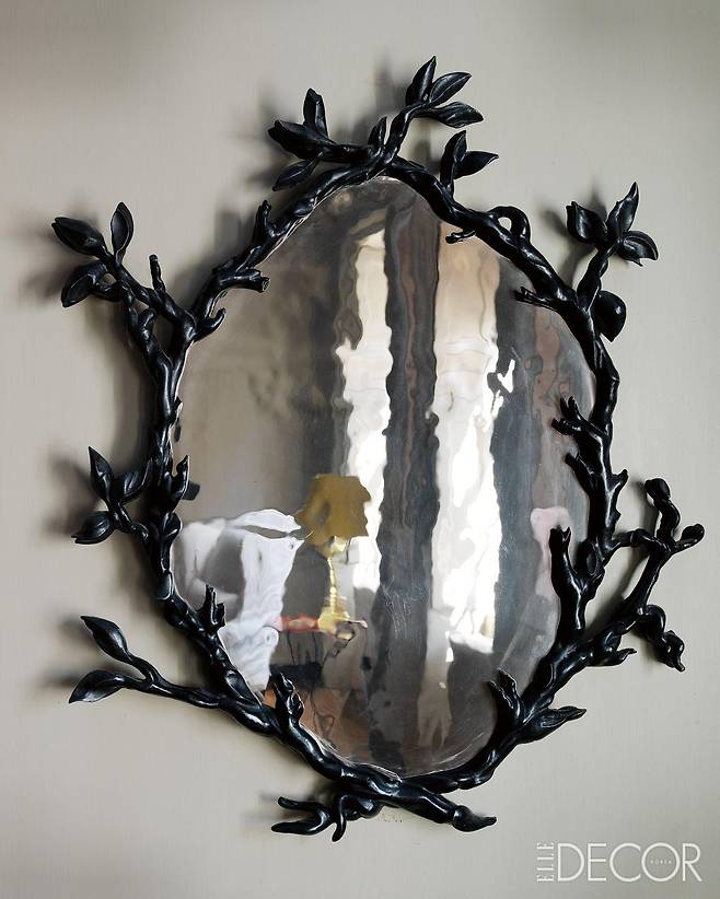 플래티넘 유리에 블랙 파티나 처리한 청동 테두리를 지닌 거울 ‘배지 오브 포엣(Badges of Poets)’.