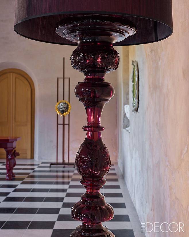 레진을 섬세하게 가공해 제작한 램프.