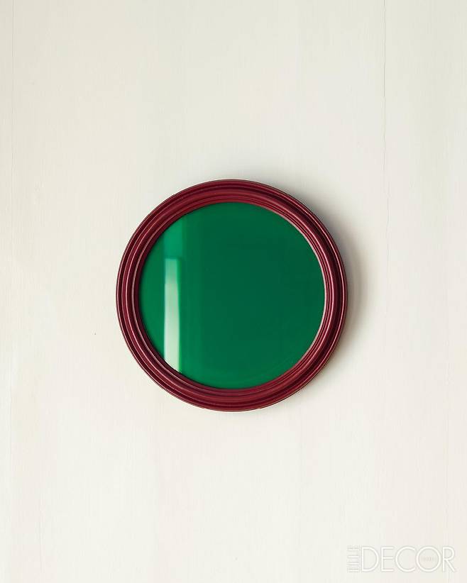 카민 레드에 초록색으로 염색된 볼록 유리로 이루어진 ‘카민 미러(Carmine Mirror)’.