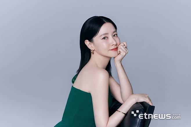 제이시스메디칼은 미용의료기기 브랜드의 전속 모델인 배우 이영애와의 모델 계약을 연장한다.