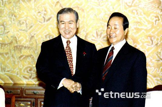 노태우 대통령과 김영삼 대통령 당선자가 1992년 12월 21일 청와대에서 오찬을 겸한 회동에 앞서 악수를 하고 있다. 〈국가기록원 제공〉