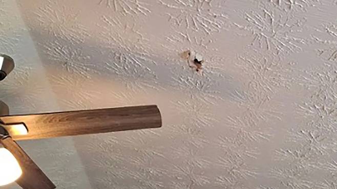 지난 6월 미국 조지아주의 한 가정집으로 운석이 떨어져 천장이 뚫린 모습. 사진=조지아 대학교