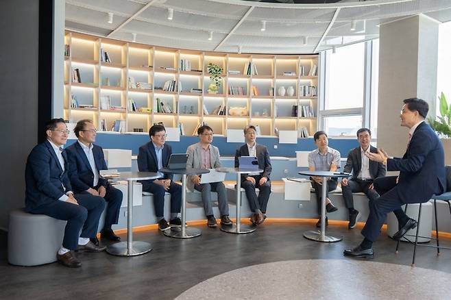 한국정보보호산업협회 산하 자율보안협의체는 12일 오후 서울시 강동구 휴네시온 타워에서 '산업계 관점에서 새 정부에 바라는 사이버 보안 전략'을 주제로 좌담회를 개최했다. 오른쪽부터 김진수 KISIA 자율보안협의체 의장, 조영철 KISIA 회장, 이만희 한남대 컴퓨터공학과 교수, 최윤성 고려대 SW·AI융합대학원 교수, 김창오 정보통신기획평가원 정보보안 프로그램매니저(PM), 이원태 국민대 특임교수, 정동섭 휴네시온 대표, 박윤현 KISIA 정보보호정책연구소 소장. (휴네시온 제공)