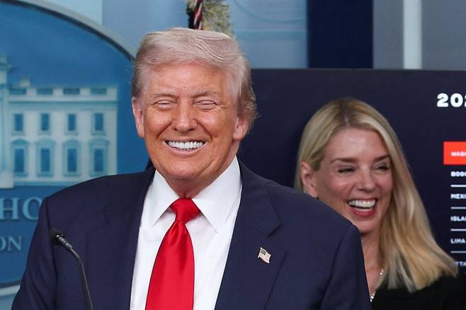 미국의 도널드 트럼프 대통령(왼쪽)이 11일(현지시간) 수도 워싱턴DC 백악관에서 기자회견을 하고 있다.로이터연합뉴스