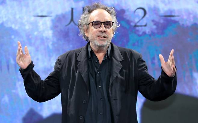 팀 버튼 감독이 11일 오전 서울 종로구 포시즌스 호텔에서 열린 넷플릭스(Netflix) 시리즈 '웬즈데이' 시즌2 기자간담회에서 포즈를 취하고 있다. 뉴시스