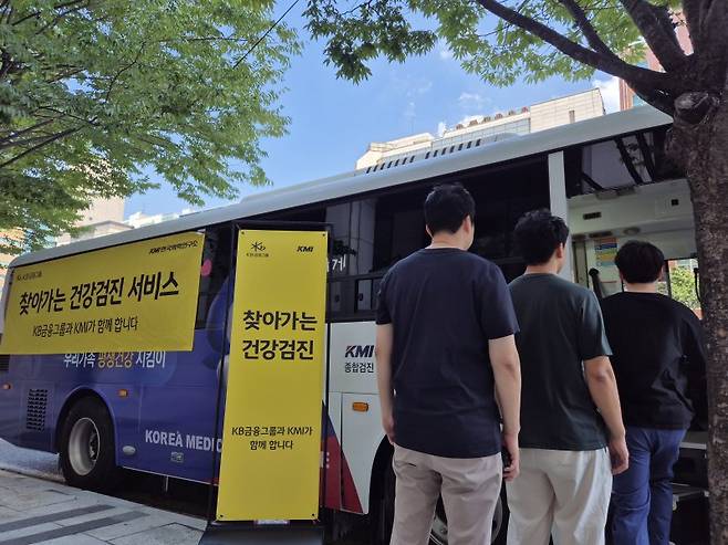 KB금융그룹이 12일 서울 서초구 부릉 본사에서 배달업 종사자를 대상으로 건강검진 서비스를 실시하고 있다. KB금융 제공