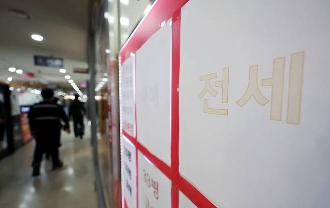 서울 시내 한 공인중개사사무소 매물 정보 게시판이 비어 있는 모습 뉴시스