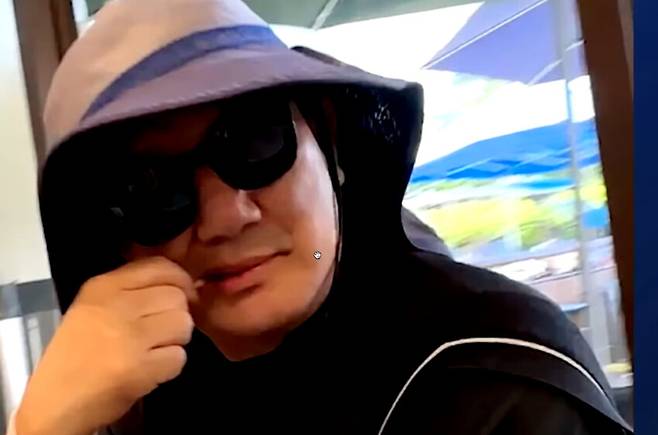 지난 10일 통일교 소유 골프장에서 포착된 권성동 국민의힘 의원. 뉴탐사 유튜브 갈무리