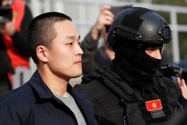 테라폼랩스의 창립자 권도형씨가 2024년 3월23일 몬테네그로의 수도 포드고리차에서 경찰의 안내를 받고 있다. 로이터 연합뉴스
