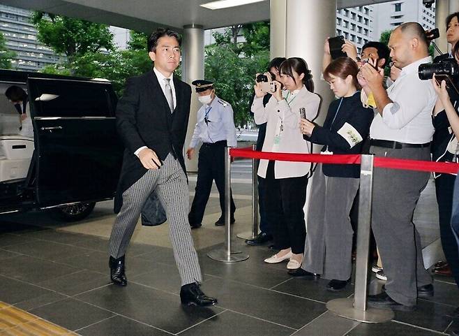 고이즈미 신지로 일본 농림수산상이 지난 21일 취임 뒤 취재진 앞을 지나고 있다. AFP 연합뉴스