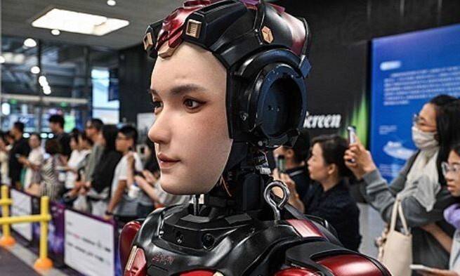 7월29일 중국 상하이에서 열린 세계인공지능컨퍼런스에 휴머노이드 로봇이 전시돼 있다. 상하이/AFP 연합뉴스