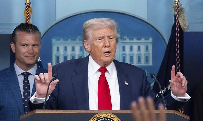 11일 미국 워싱턴디시 백악관에서 도널드 트럼프 대통령이 기자들의 질문을 받고 있다. 트럼프 대통령은 이날 워싱턴디시에 비상사태를 선포하고 연방정부가 경찰을 통제도록 한 내용의 행정명령에 서명했다. 이 조치에 따르면 팸 본디 법무부 장관이 워싱턴디시 경찰을 관할하게 된다. AP연합뉴스 AP연합뉴스