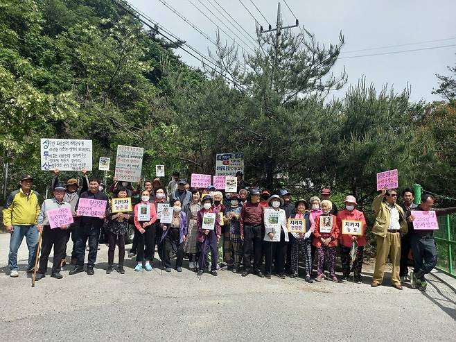 2023년 전북 정읍시 옹동면 상두산 한 석산개발업체 앞에 주민들이 몰려와 시위를 벌였다. 옹동면환경연대 제공