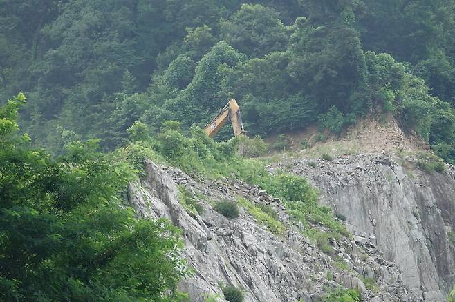 2025년 7월24일 전북 정읍시 옹동면 상두산에 석산개발업체가 굴착기로 산을 파고 있다. 김양진 기자