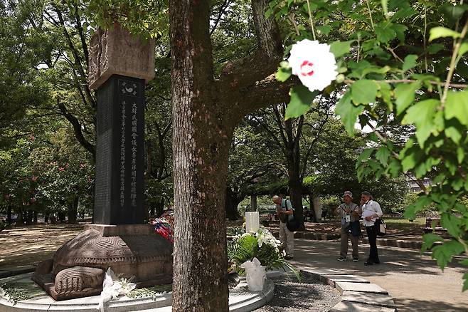 일본 히로시마 평화기념공원 안 한국인원폭희생자위령비 옆에 무궁화가 피어 있다. 히로시마/이종근 선임기자 root2@hani.co.kr