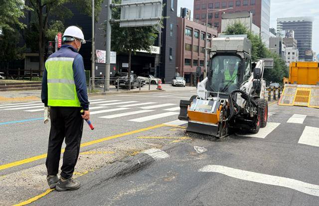 서울시 남부도로사업소 반장 정병희씨가 지난달 31일 폭염으로 융기한 서울 서초구 도로 위에 서서 정비 작업을 벌이고 있다. 허유정 기자