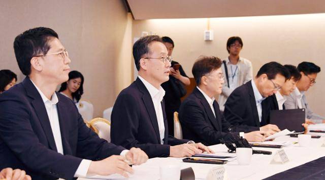 이형일(왼쪽 두 번째) 기획재정부 차관이 1일 정부서울청사에서 열린 '경제형벌 합리화 전담반 1차 회의'에서 모두발언을 하고 있다. 기획재정부 제공