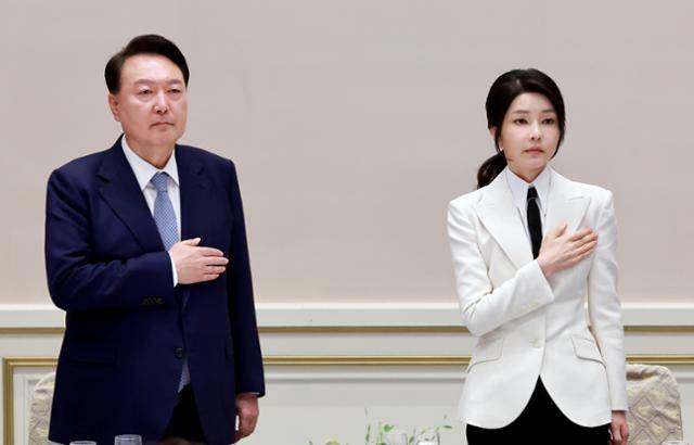 윤석열 대통령과 김건희 여사가 지난해 9월 13일 청와대 영빈관에서 열린 '2024 파리 패럴림픽 선수단 격려 오찬'에 참석해 선수단과 함께 국기에 경례하고 있다. 연합뉴스