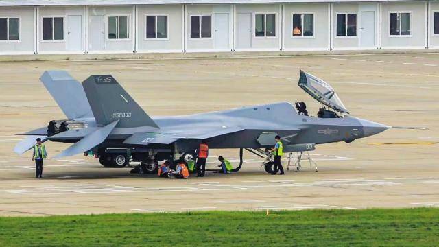 중국의 차세대 스텔스 전투기 J-35의 시제기가 이륙을 준비하고 있는 모습. 웨이보 홈페이지 캡처