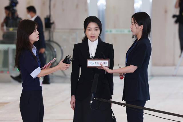 김건희 여사가 6일 서울 종로구 광화문 민중기 특별검사팀 사무실에 피의자 조사를 받기 위해 출석하기 전 입장을 밝히고 있다. 김 여사는 "아무것도 아닌 사람이 심려를 끼쳐서 진심으로 죄송하다"라고 말했다. 사진공동취재