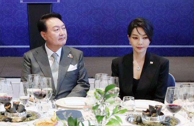 윤석열 전 대통령과 김건희 여사가 2022년 6월 29일 나토 순방 중 스페인 동포 초청 만찬간담회 일정을 소화하고 있다. 뉴시스
