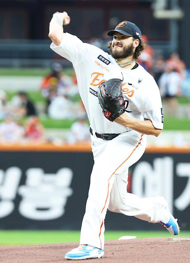 한화의 코디 폰세가 롯데 타선을 상대로 역투하고 있다. 대전=뉴스1