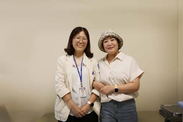 뇌전이 유방암을 극복한 홍가영씨(오른쪽)와 그의 주치의인 서울성모병원 종양내과 이지은 교수./사진=서울성모병원