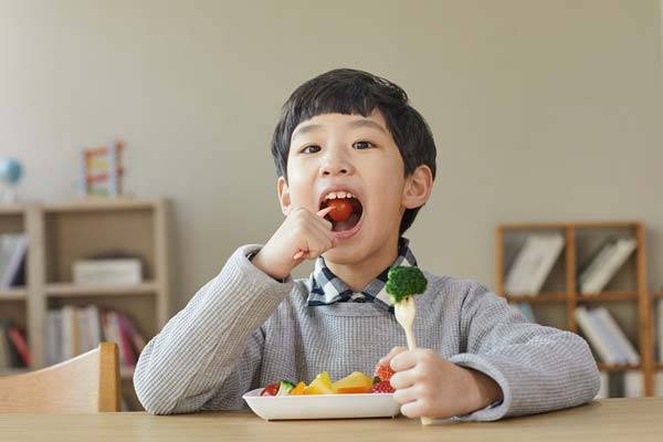 어린 시절 다른 사람을 돕거나 배려하는 행동이 많을수록, 청소년기에 과일과 채소를 꾸준히 먹을 가능성이 높다는 연구 결과가 나왔다./사진=게티이미지뱅크