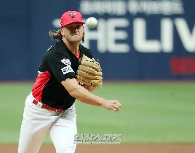 2023 KBO 프로야구 키움 히어로즈와 KIA 타이거즈의 시범경기가 15일 오후 서울 고척스카이돔에서 열렸다. KIA선발 앤더슨이 공을 던지고 있다. 고척=김민규 기자 mgkim1@edaily.co.kr /2023.03.15/