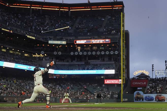 <yonhap photo-2714=""> San Francisco Giants' Jung Hoo Lee loses his bat after swinging at a pitch against the San Diego Padres during the fifth inning of a baseball game in San Francisco, Monday, Aug. 11, 2025. (AP Photo/Jeff Chiu)/2025-08-12 12:46:29/ <저작권자 ⓒ 1980-2025 ㈜연합뉴스. 무단 전재 재배포 금지, AI 학습 및 활용 금지></yonhap>