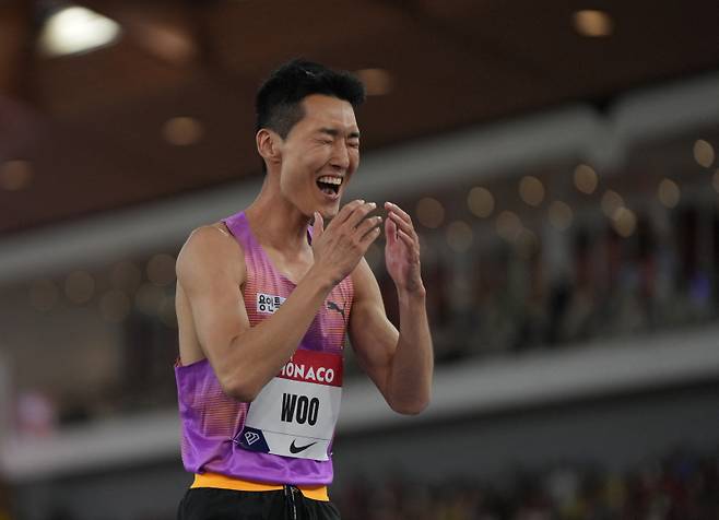 우상혁이 12일 모나코의 스타드 루이스 2세 스타디움에서 열린 2025 다이아몬드리그 남자 높이뛰기 경기에서 시즌 최고 기록을 세운 뒤 환호하고 있다. 로이터=연합뉴스