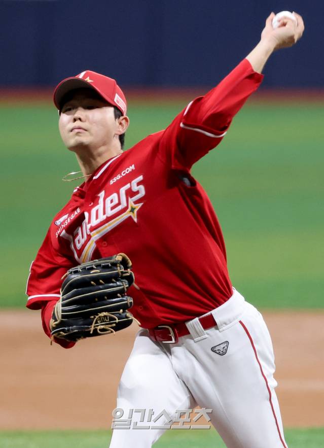 2025 KB0리그 프로야구 키움 히어로즈와 SSG 랜더스의 경기가 19일 오후 서울 고척스카이돔에서 열렸다. SSG 선발 박시후가 등판해 피칭을 하고 있다. 고척=김민규 기자 /2025.06.19/