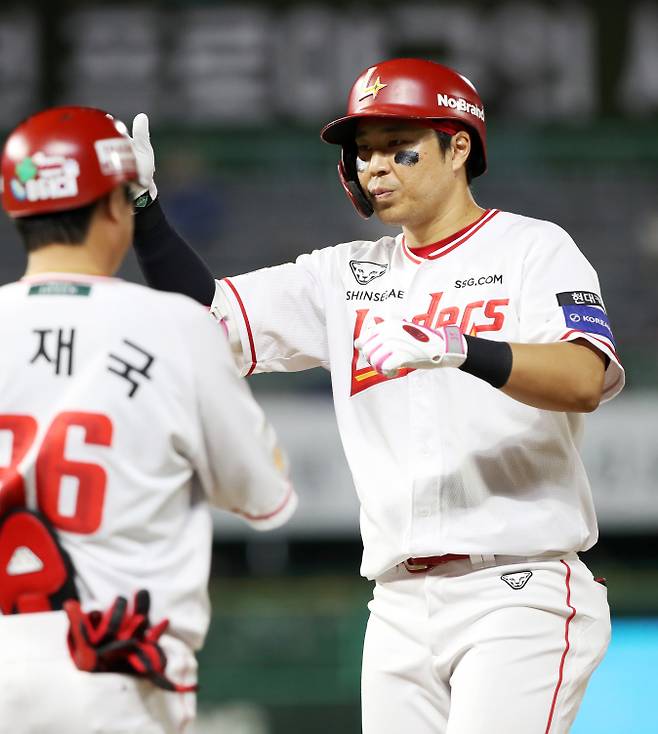 12일 인천 키움전 7회 쐐기 적시타를 때려낸 한유섬. SSG 제공
