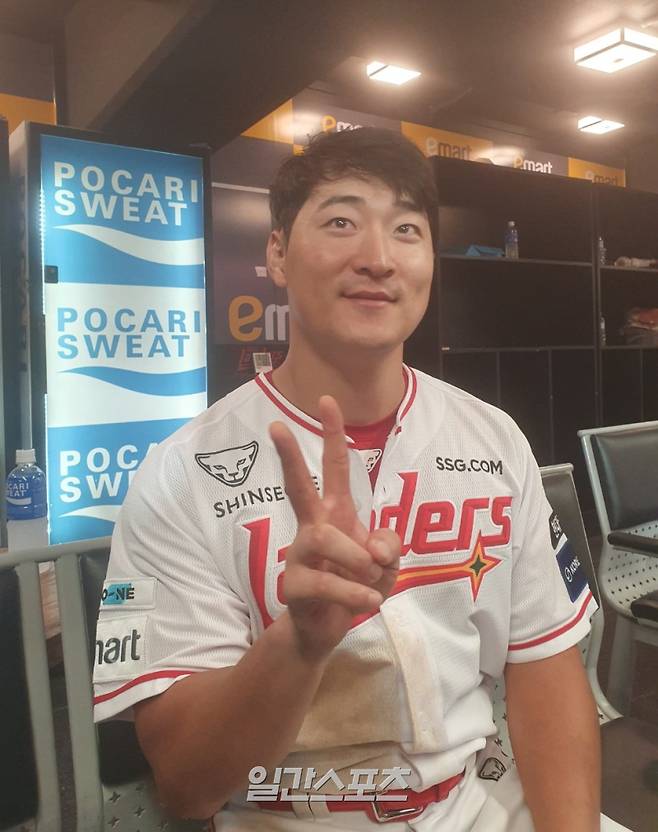 12일 인천 키움전에서 결승 투런 홈런을 때려낸 하재훈이 경기 뒤 취재진과 인터뷰하고 있다. 인천=배중현 기자