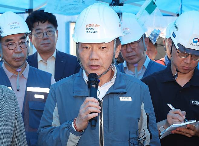 지난 6일 송치영 포스코이앤씨 사장이 작업자가 중상을 입고 의식불명에 빠진 사고가 발생한 경기도 광명시 포스코이앤씨 고속도로 건설공사 현장에서 더불어민주당 을지로위원회 위원들의 질의에 답하고 있다. 2025.8.6 [사진=연합뉴스]