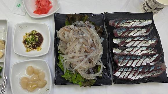 A씨가 근처 횟집에서 산 2만원 어치 오징어 회 [사진=속초시청 홈페이지 자유게시판]
