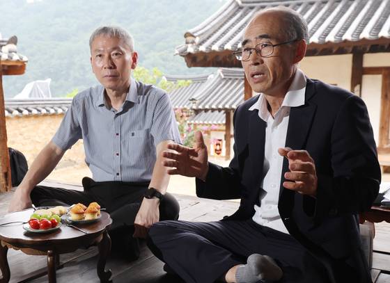 독립운동가 석주 이상룡 선생의 종손 이창수(60·왼쪽)씨와 안동문화지킴이 김호태(65)씨가 9일 오후 경북 안동시 임청각에서 인터뷰하고 있다. 송봉근 기자