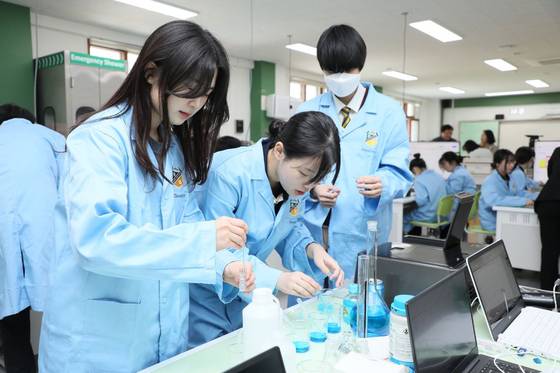 과학실에서 실험하는 과학고 학생들. 경기도교육청