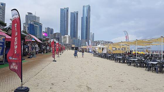 푸드트럭 상인들이 지난 4일 해운대 해수욕장 백사장에서 장사를 하고 있지만 찾는 이들이 없어 한산하다. 이은지 기자