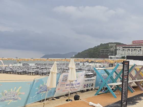 해운대 페스타 행사 일환으로 마련된 워터파티장이 지난달 14일부터 중단돼 흉물로 방치돼 있다. 이은지 기자