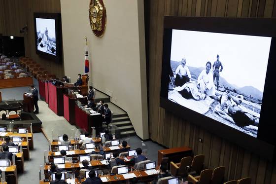 2021년 6월29일 서울 여의도 국회에서 열린 제388회국회(임시회) 제6차 본회의에서 3.15의거 관련자의 명예회복 및 보상 등에 관한 법률안이 찬성 246, 반대 0, 기권 2로 통과되고 있다. [중앙포토]