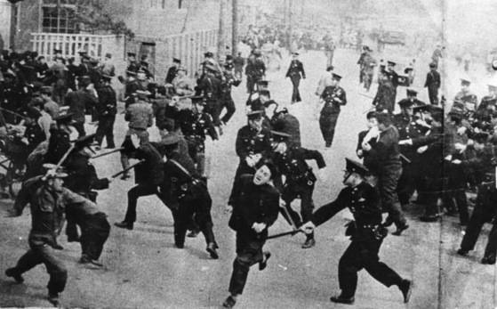 1960년 4·19 혁명 당시 경찰이 시위대를 진압하고 있다. 사진 국가기록원