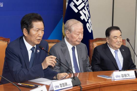 정청래 대표가 12일 오전 국회에서 열린 상임고문단 간담회에 참석해 발언하고 있다. 전민규 기자