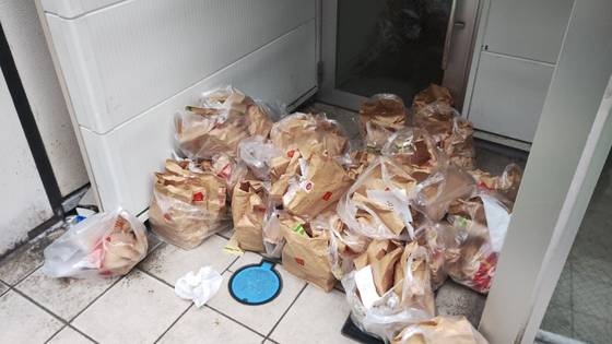 일본 길거리에 버려져 있는 맥도날드 해피밀 세트. 사진 엑스 캡처