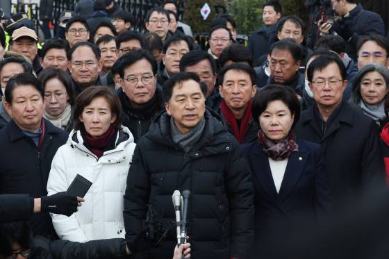 김기현 국민의힘 의원을 비롯한 여당 의원들이 지난 1월 6일 서울 용산구 윤석열 대통령 관저 앞에서 입장을 밝히고 있다. 뉴스1