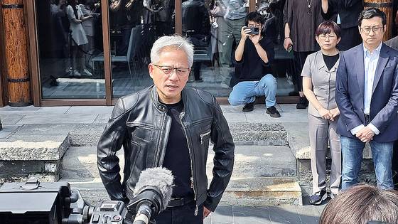 지난달 16일 젠슨 황 엔비디아 최고경영자(CEO)가 중국 베이징 만다린 오리엔탈 첸먼 호텔에서 열린 기자회견 중 취재진 질문에 답하고 있다. 이가람 기자