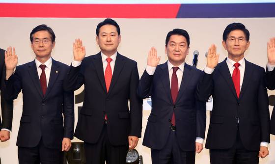 국민의힘 제6차 8·22 전당대회 부산·울산·경남 합동연설회가 열린 12일 부산 해운대구 벡스코 오디토리움에서 조경태, 장동혁, 안철수, 김문수 국민의힘 당 대표 후보가 무대에 올라 당원들에게 인사하고 있다. 송봉근 기자