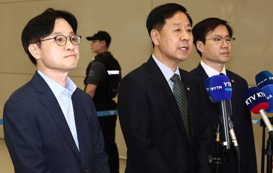 구윤철 경제부총리 겸 기획재정부 장관이 지난 1일 오후 인천국제공항 제2터미널에서 한미 관세협상 관련 취재진 질의에 답변하고 있다.  왼쪽부터 김정관 산업통상자원부 장관, 구 부총리, 여한구 통상교섭본부장. 뉴스1