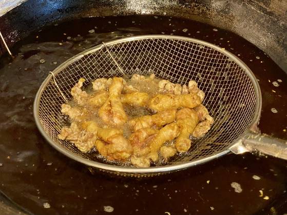 경기도 포천시 소흘읍의 동네 치킨집 '우리통닭' 은 후라이드치킨에 간을 약하게 한 튀김옷을 입히고 닭근위 튀김을 얹어준다. 배달은 하지 않는다. 말복인 지난 8월 10일 점주가 밀려드는 주문에 바삐 치킨을 튀기고 있다. 김홍준 기자