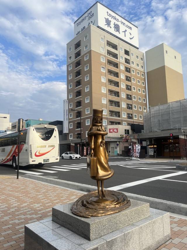 ▲ 쓰루가역 인근에 은하철도999의 등장인물 메텔 동상이 서 있다.